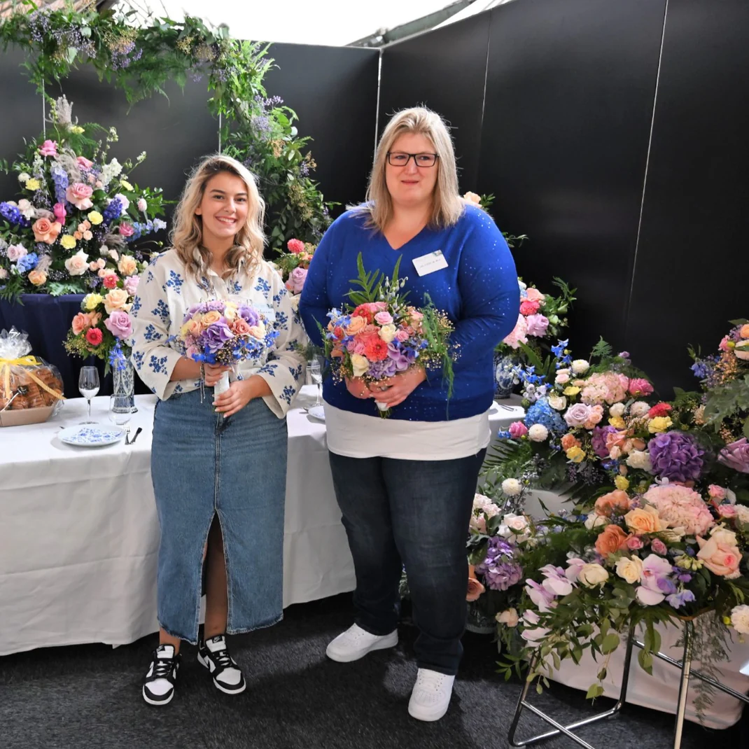 Mila aan het werk in haar atelier